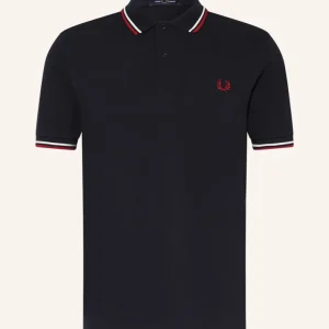 Polo Fred Perry Herren Schwarzrot, un polo Fred Perry clásico, en negro con ribetes rojos y blancos en cuello y mangas. ¡Icónico!