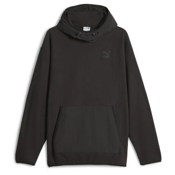 Sudadera Puma Classics Utility Hoodie negra con logotipo negro bordado en el pecho. Es una sudadera Puma con capucha y bolsillo delantero, disponible en Breakaway