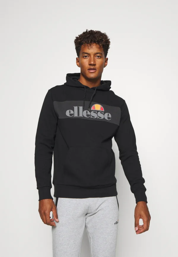Sudadera Ellesse negra con capucha y el logotipo en pecho. Disponible en Breakaway