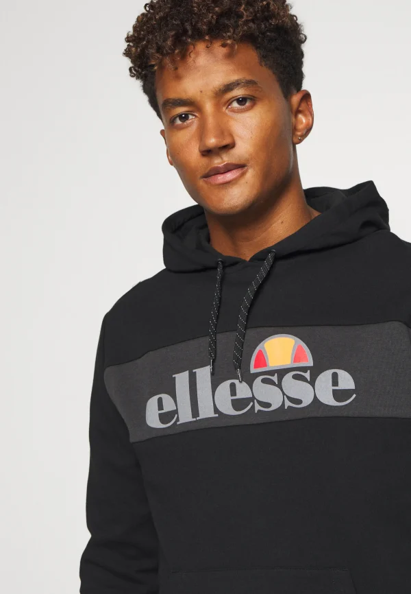 Sudadera Ellesse negra con capucha y el logotipo en pecho. Disponible en Breakaway